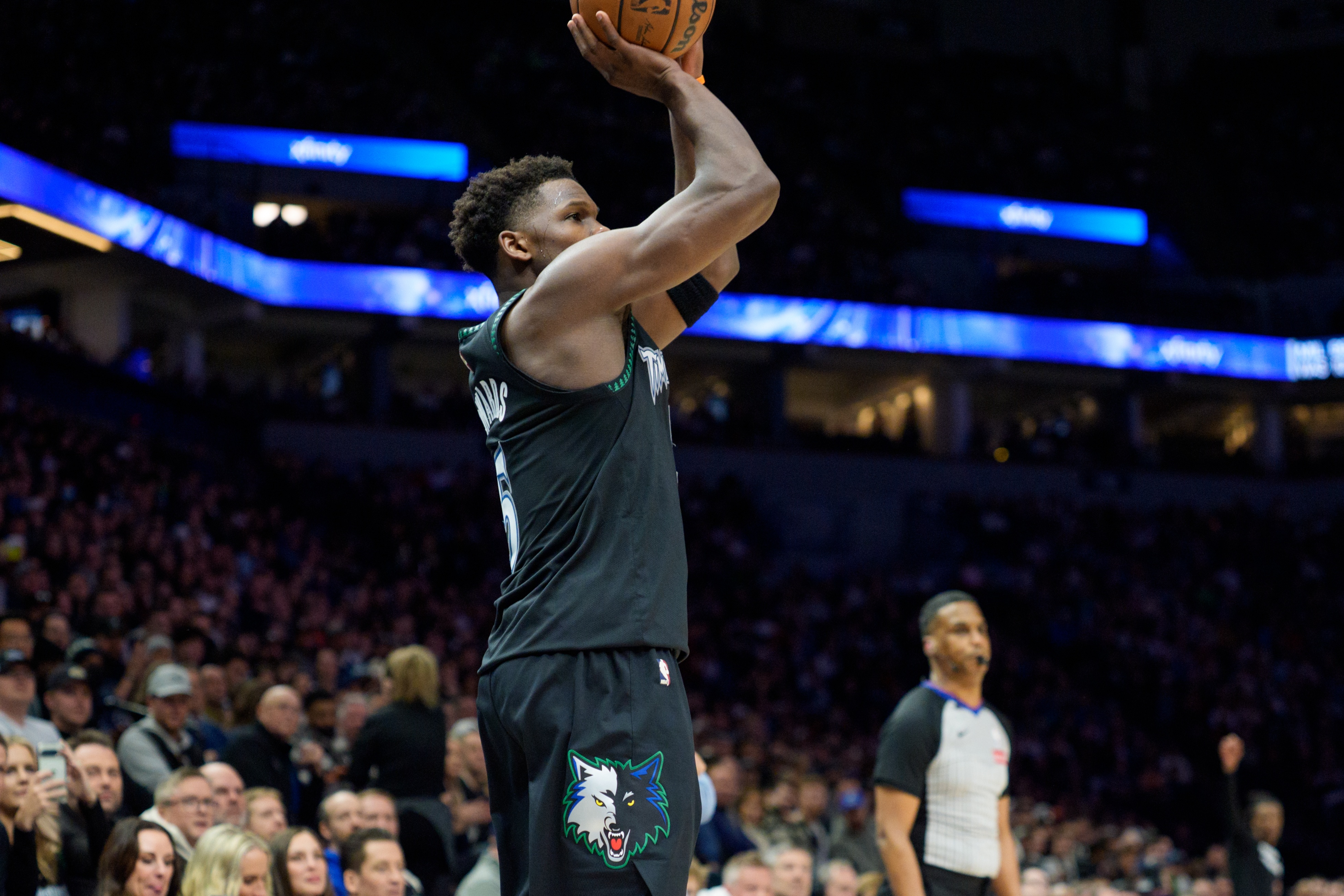 针锋相对!爱德华兹首节9中4拿到9分2板 巴雷特5中3贡献8分1板1助