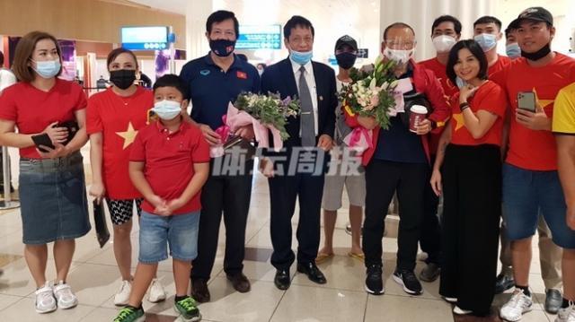 抢庄牛牛-【国足对手】越南队今晨抵阿联酋 大使亲自机场迎接