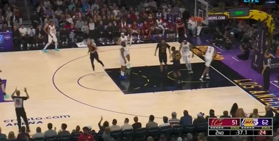 棋牌游戏-东契奇三分手起刀落稳稳命中，得到20分&amp;amp;追平科比单月纪录